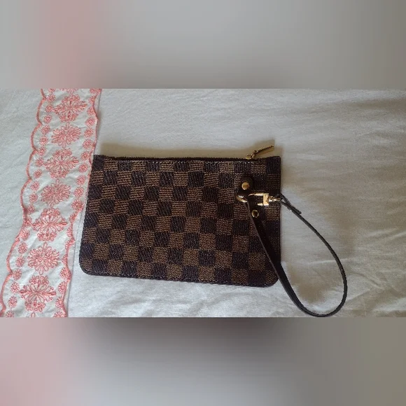 Checkered Brown Wristlet! Perfect For Summer! - Picture 2 of 3